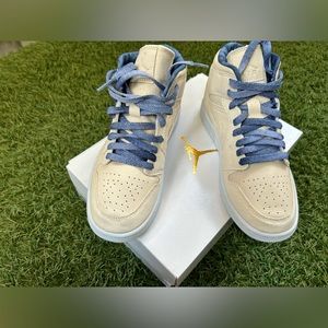 Women’s 6.5 Air Jordan 1 mid Sanddrift